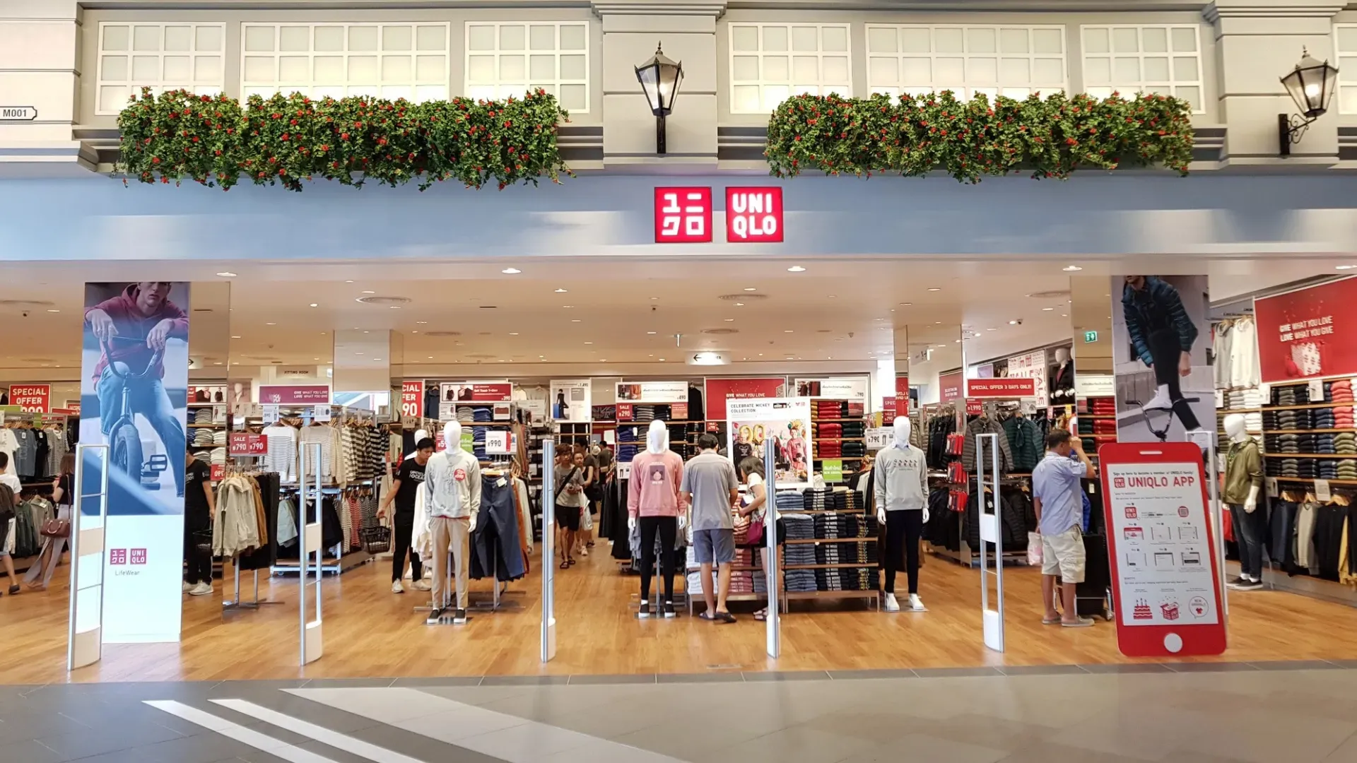 Uniqlo Owner Sees Record Profit as Western Sales Overtake China