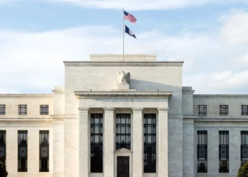 Weakening Dollar Makes Investors Reduce Dollar Exposure to Protect US Equity Holdings